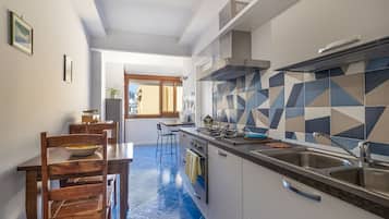 Apartamento conforto | Cozinha privada | Geladeira grande, micro-ondas, fogão, cooktop