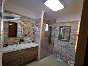 Junior Studio Suite, Garden View | Bathroom | Slippers