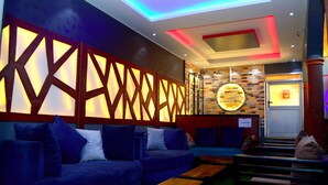 Lobby sitting area - Hill Top Hotel Semuto (Semuto)