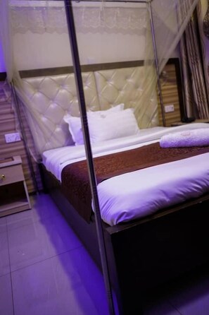 Executive Double Room | Premium bedding, individually decorated, individually furnished, desk - Hill Top Hotel Semuto (Semuto)
