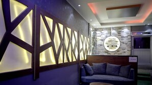 Lobby sitting area - Hill Top Hotel Semuto (Semuto)
