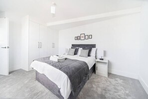 Apartment, 1 Queen Bed with Sofa bed | 1 bedroom, iron/ironing board, free WiFi, bed sheets - Livestay - Modern 1 Bed (Slough)