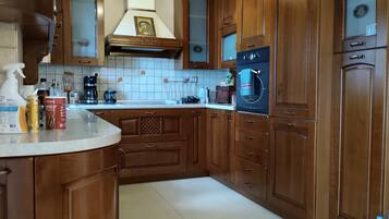 Refrigerador, horno, cafetera y tetera y tetera eléctrica