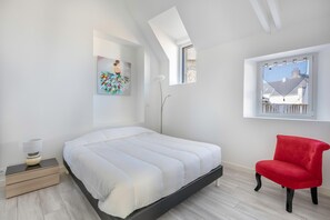 4 bedrooms, iron/ironing board, free WiFi