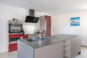 Refrigerador, microondas, horno y lavavajillas 