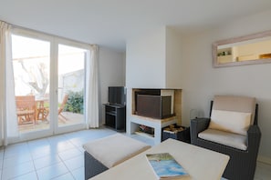 TV, fireplace