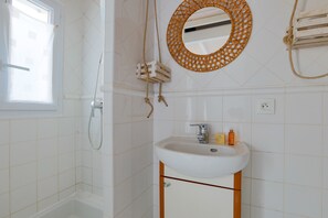 Baignoire, séchoir à cheveux
