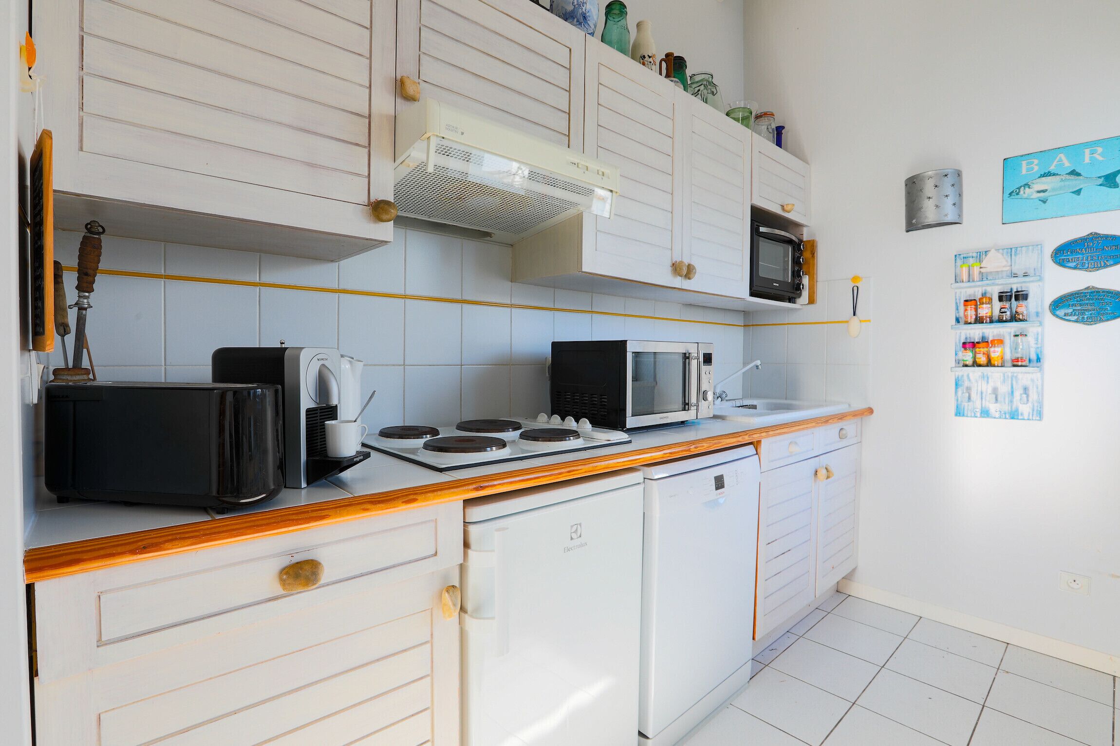 Een koelkast, een microgolfoven, een oven, een vaatwasser