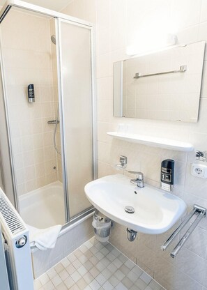 Shower, hair dryer, towels, soap - Gasthaus Kampenwand Bernau (Bernau am Chiemsee)