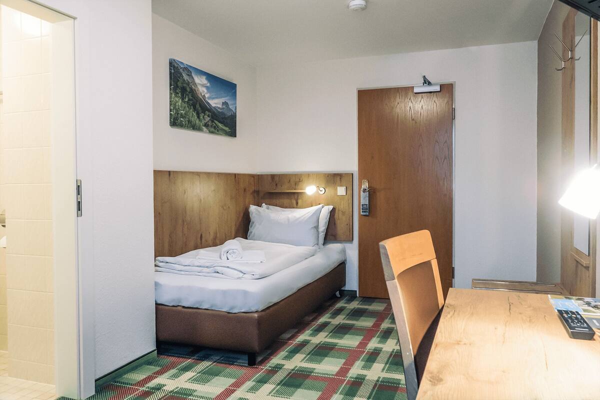 Single Room, Non Smoking | Desk, free WiFi, bed sheets