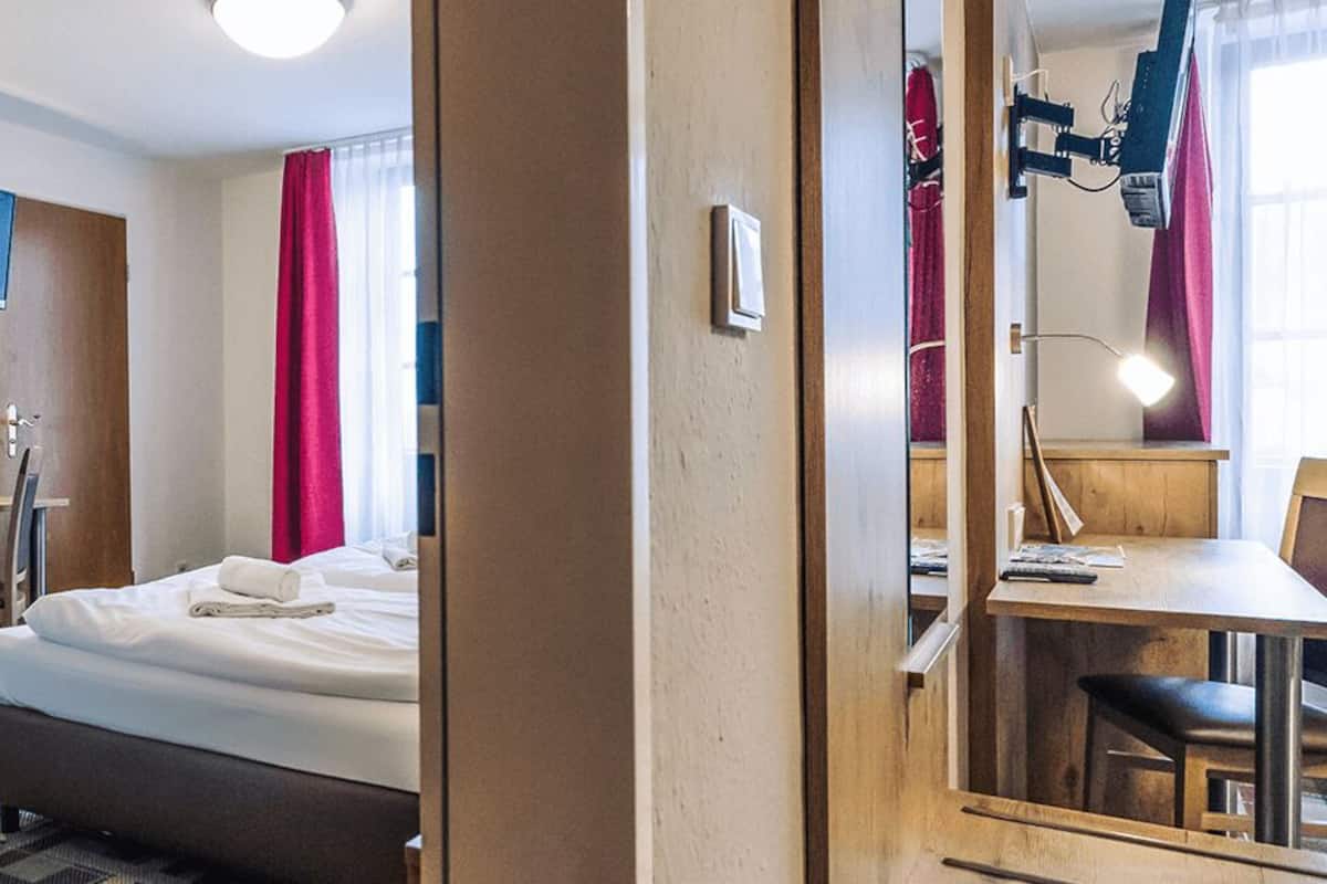 Quadruple Room, Non Smoking | Desk, free WiFi, bed sheets