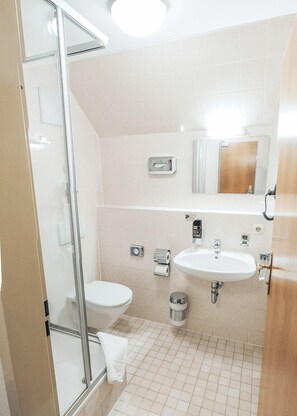 Regadera, secadora de cabello, toallas, jabón 