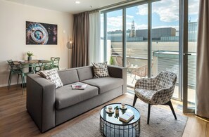 Deluxe Apartment | Hypo-allergenic bedding, individually decorated, individually furnished