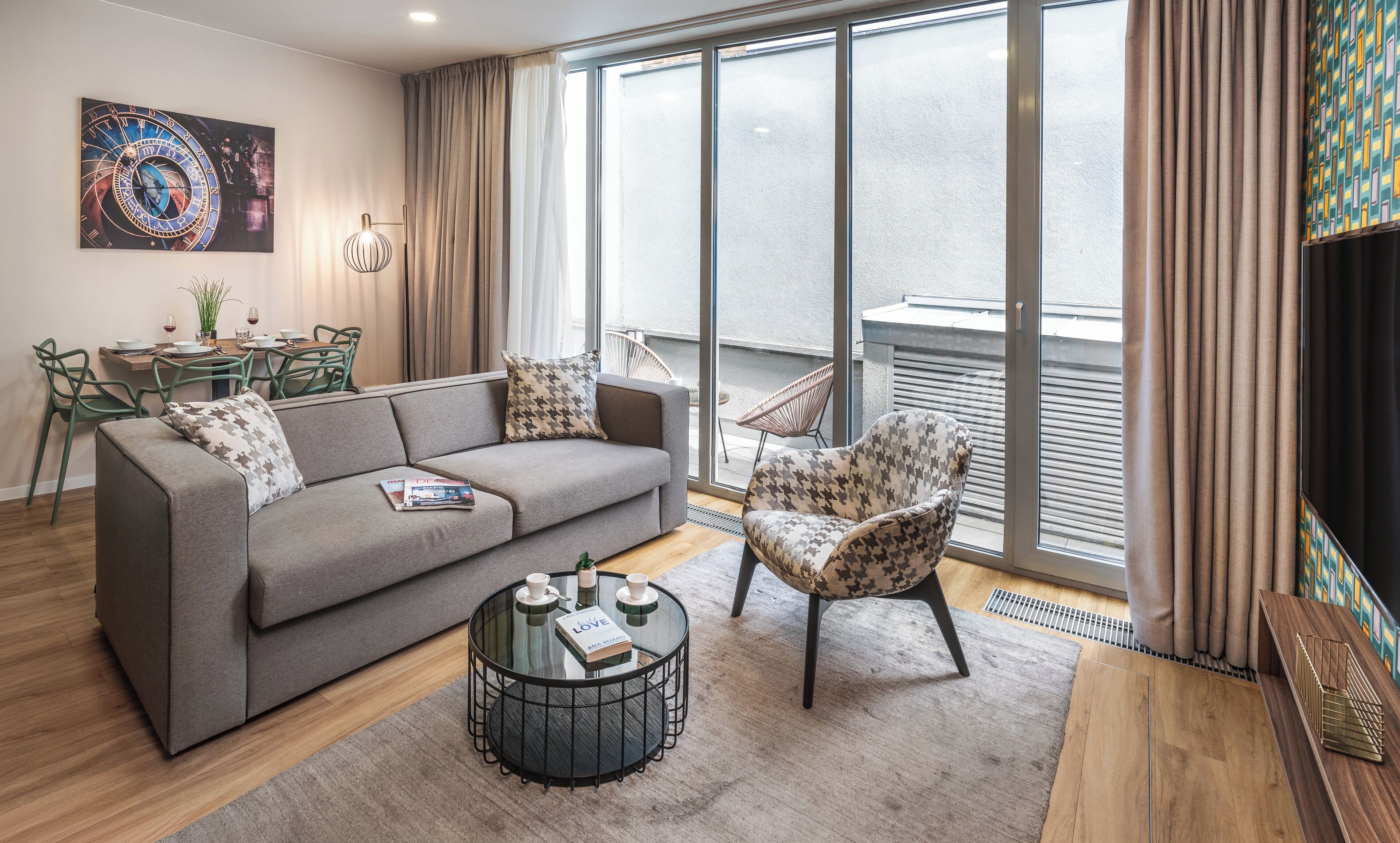 Leilighet | Oppholdsområde | En 50-tommers smart-TV med Parabol-TV samt TV og Netflix