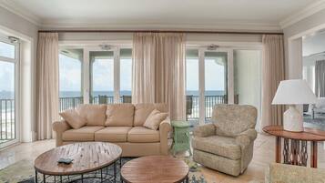 House, Multiple Beds, Balcony, Ocean View | Living room | 40-inch TV with digital channels