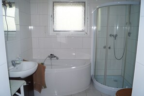 Een bad, een haardroger, handdoeken, zeep