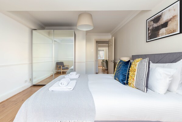 Apartment | 2 bedrooms, hypo-allergenic bedding, cribs/infant beds, free WiFi - The Goldhawk Road Collection (London)