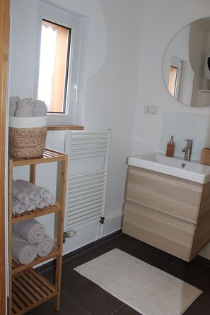 تجهيزات دش، مجففات شعر، صابون، ورق حمّام