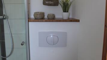 Dusche, Haartrockner, Seife, Toilettenpapier