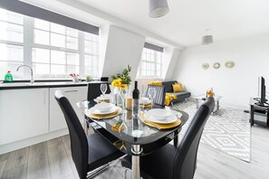 Apartment, 1 Queen Bed with Sofa bed | Private kitchen | Fridge, microwave, oven, stovetop - Livestay- Perfect For Contractors Luxury Apartment (Slough)