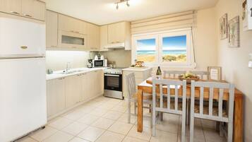 Fridge, microwave, oven, coffee/tea maker