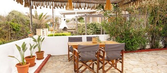 Relaxation in this house with the sound of the sea