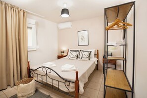 4 slaapkamers, een bureau, een strijkplank/strijkijzer, reisbedje