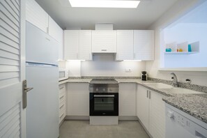 Frigorífico, microondas, horno y lavavajillas