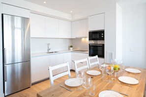 Een koelkast, een microgolfoven, een oven, een kookplaat