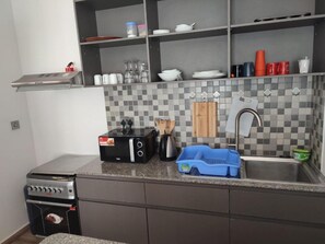 電冰箱、微波爐、爐台、鍋具/餐盤/廚房用品