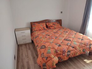 2 Schlafzimmer, individuell dekoriert, individuell eingerichtet