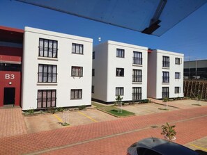 Vista frontal de la propiedad