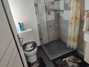 Shower, rainfall showerhead, free toiletries, towels - Stay.Plus Greatwall Apartments (Ruiru)