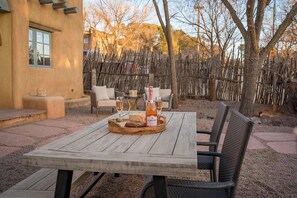 Outdoor dining - Casa Divina - Renovated Pueblo Style Home (Santa Fe)