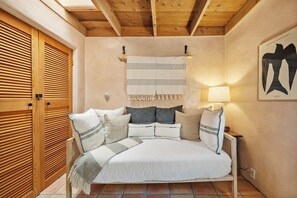 2 bedrooms, iron/ironing board, WiFi, bed sheets - Casa Divina - Renovated Pueblo Style Home (Santa Fe)