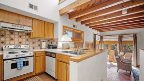 Coffee/tea maker, fridge, microwave, oven - Amazing Mountain Views, Communal Pool (Santa Fe)