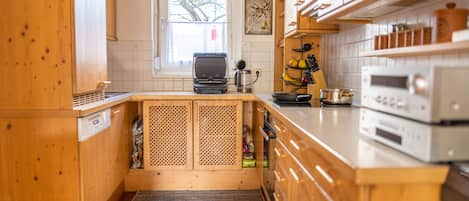 Frigorífico, microondas, horno y placa de cocina