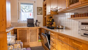 Kaffetrakter/tekoker, kjøleskap, mikrobølgeovn og ovn