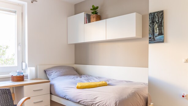 5 soverom, skrivebord, lydisolert og strykejern/-brett