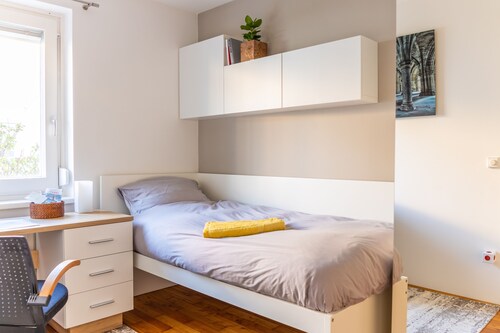 100% private TOWNHOUSE - Local Living near City Center