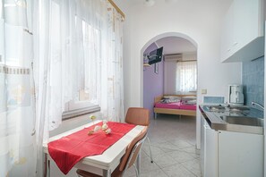 Studio (A5) | Private kitchen | Fridge, stovetop, espresso maker, electric kettle