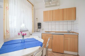 Studio (A4) | Private kitchen | Fridge, stovetop, espresso maker, electric kettle