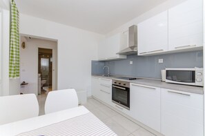 Private kitchen | Fridge, oven, stovetop, espresso maker