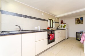 Eigene Küche | Kühlschrank, Ofen, Herdplatte, Espressomaschine