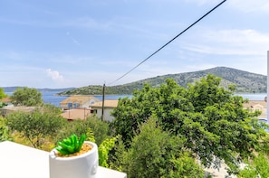 A coastal view with a house, trees, and a clear sky. - House Stella (Vinisce)