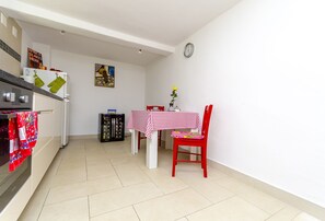 Eigene Küche | Kühlschrank, Ofen, Herdplatte, Espressomaschine