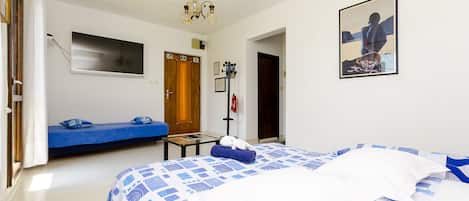 3 bedrooms, iron/ironing board, free WiFi