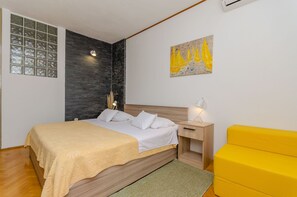 Room (S6) | Free WiFi - Apartments and Rooms Darinka (Jelsa)