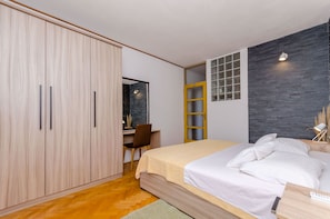 Room (S6)