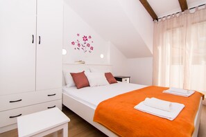 2 bedrooms, iron/ironing board, free WiFi